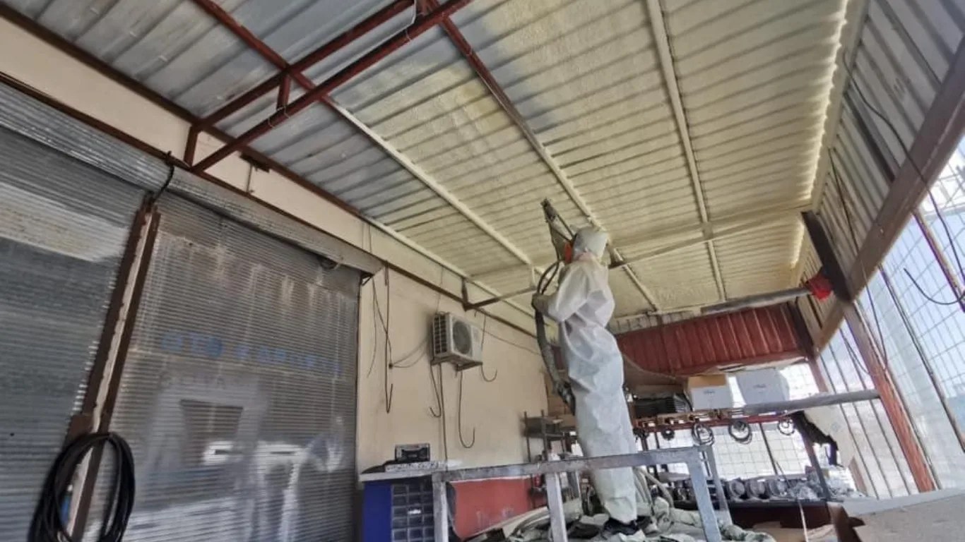 Çatı altında sprey poliüretan köpük ısı yalıtımı uygulaması